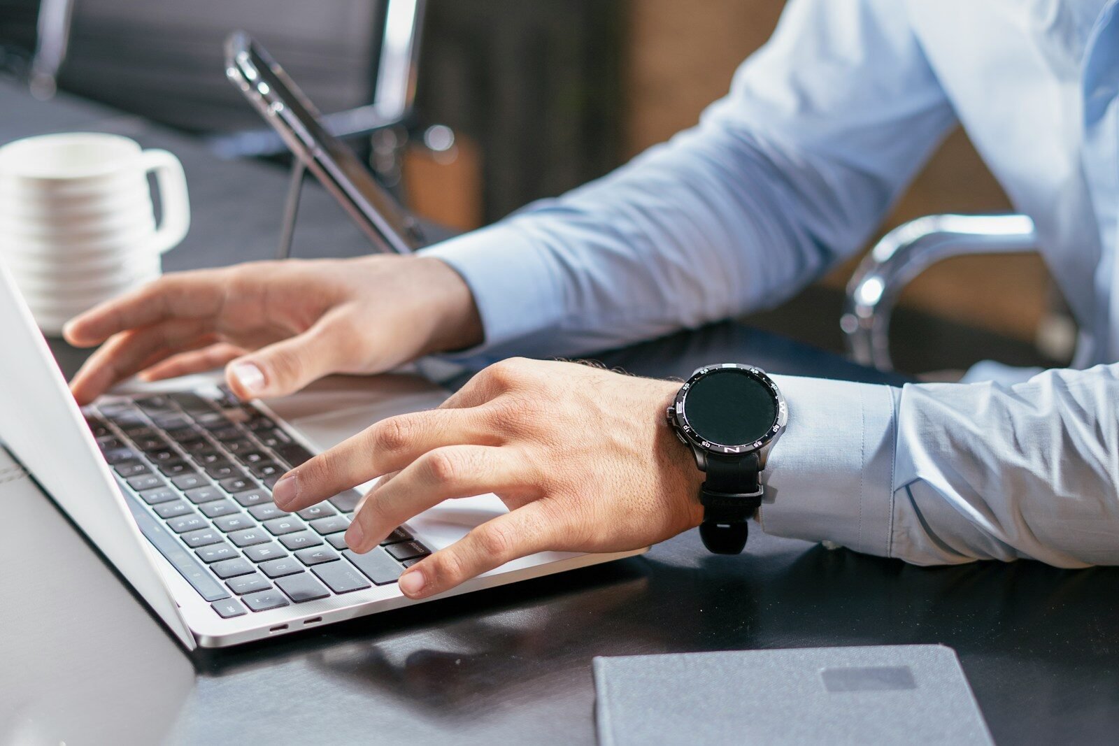 Best automation tools for freelancers - freelancer working on laptop